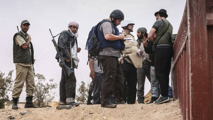 US reporter Steven Sotloff (centre) at work in Libya in 2011.   Photo: AFP/Etienne De Malglaive