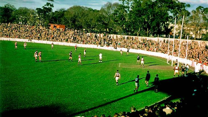 St Kilda takes on Fitzroy at the Junction Oval in 1957. Photo: Peter Ralph