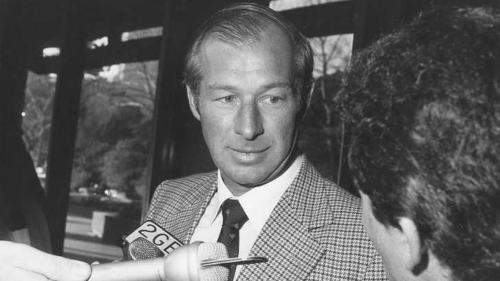 NSW detective Roger Rogerson speaks to the media at Police Headquarters in 1985. Photo: Russell McPhedran