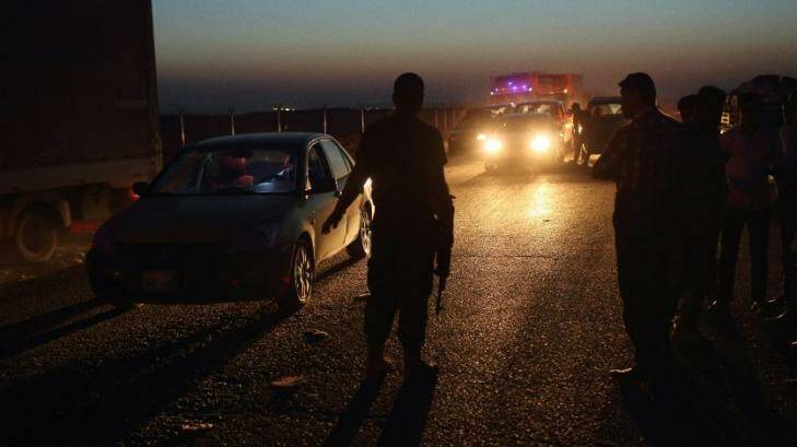Vehicles are checked by Kurdish Peshmerger forces at a checkpoint on the Mosul Road. Photo: Andrew Quilty / Oculi. 