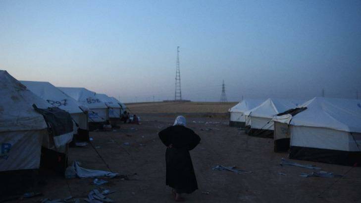Dusk at a refugee camp set up by the Mosul Rd that runs between the besieged city and Erbil in the semi-autonomous region of Iraqi Kurdistan.  Photo: Andrew Quilty / Oculi