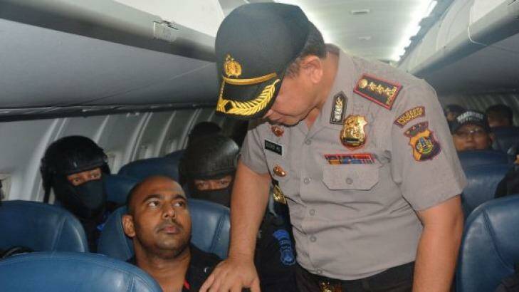 The Denpasar police chief poses with Myuran Sukumaran. Photo: Kompas TV